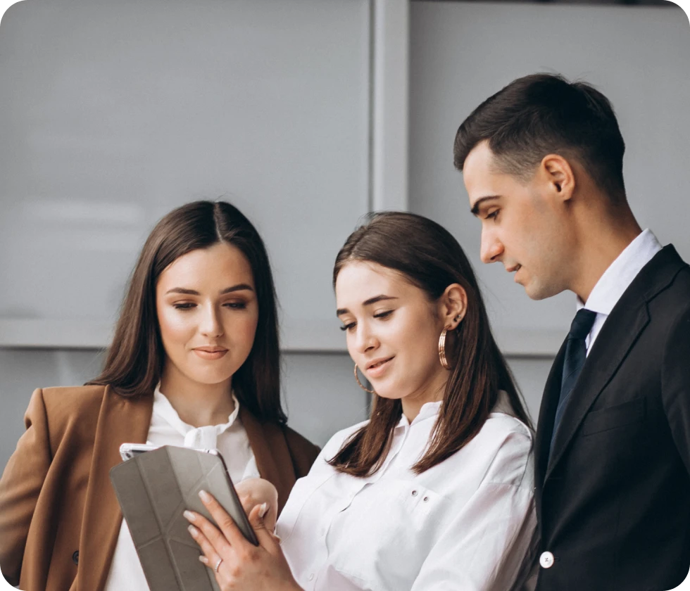 Equipo profesional analizando información